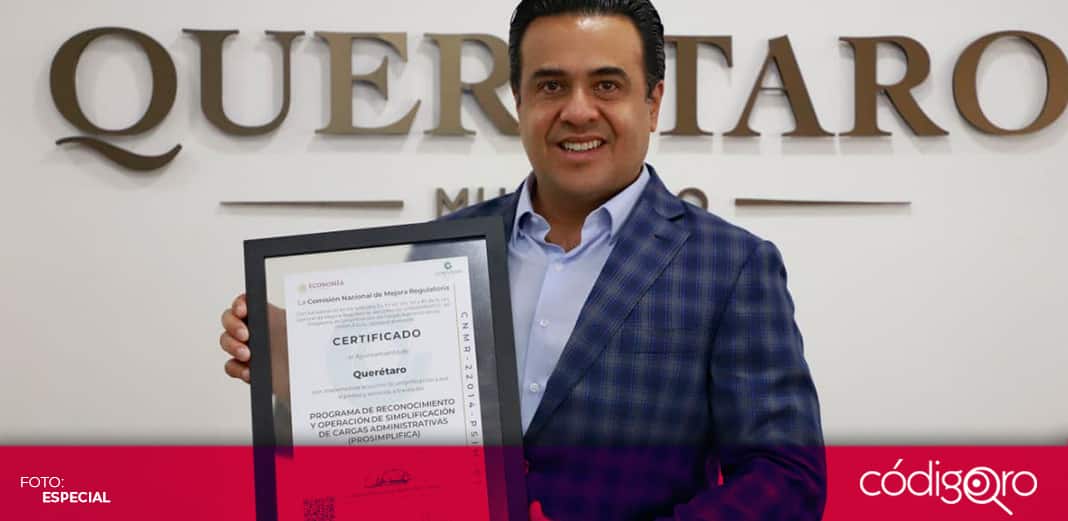 Luis Nava recibe el certificado PRO-SIMPLIFICA para el Municipio de Querétaro