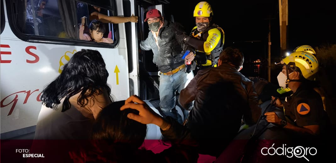 Rescatan a 29 pasajeros de un autobús que quedó varado en El Marqués