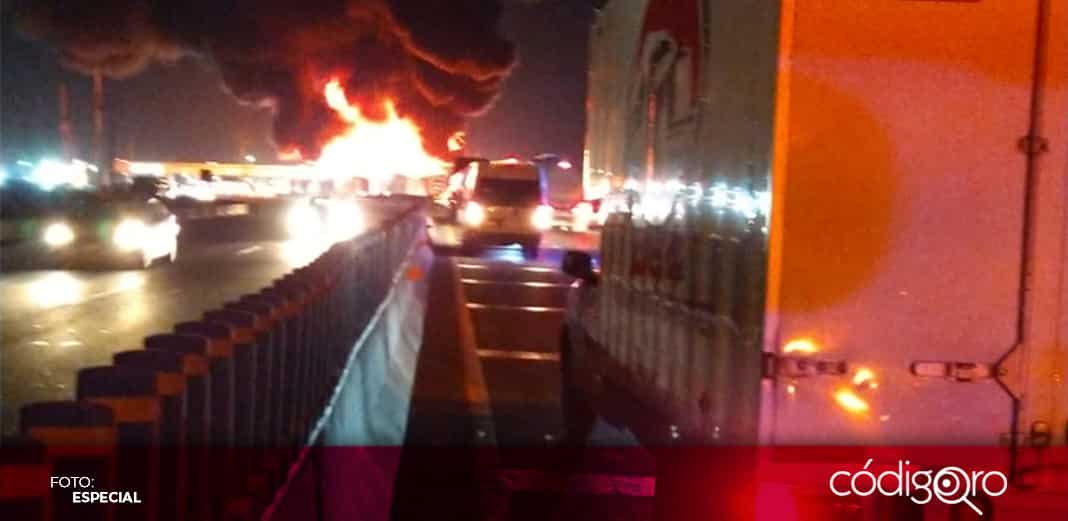 Cierran Circuito Exterior Mexiquense por incendio en caseta de Tultepec