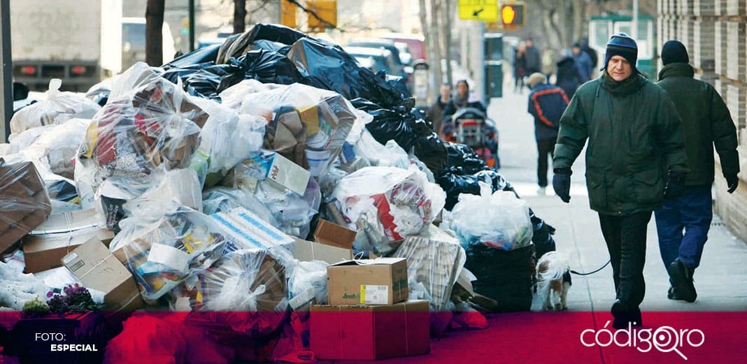 Calles de Nueva York se llenan de basura en protesta contra el certificado de vacunación