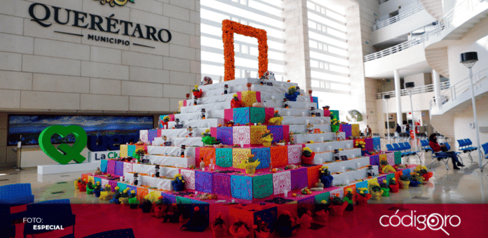 Autoridades del Municipio de Querétaro colocaron un altar de muertos en el Centro Cívico, en honor a los empleados que fallecieron por COVID-19
