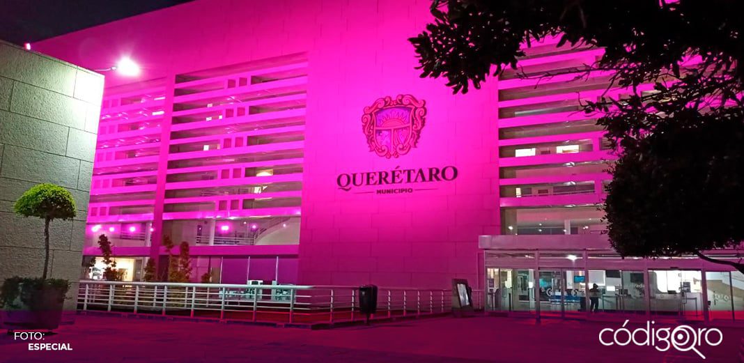 Centro Cívico se pinta de rosa en la lucha contra el cáncer de mama