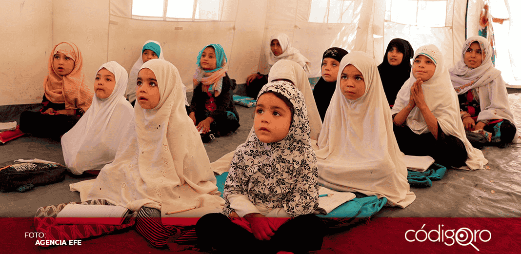 Los talibanes prometen reabrir las escuelas femeninas