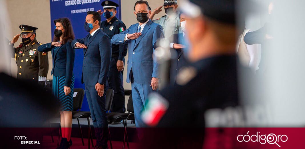 Preside gobernador pase de revista a policías