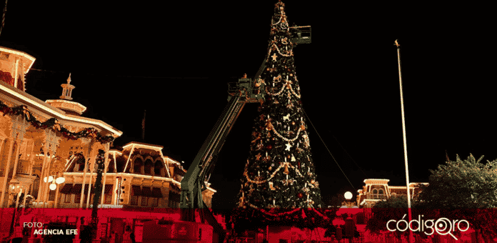 El parque temático Magic Kingdom, amaneció este lunes decorado con ambiente navideño para celebrar los 50 años de Walt Disney World