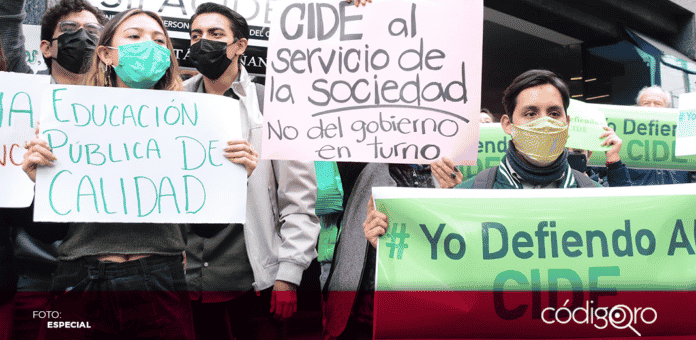Un grupo conformado por estudiantes, profesores y académicos mexicanos protestaron contra los recientes ceses al frente del CIDE
