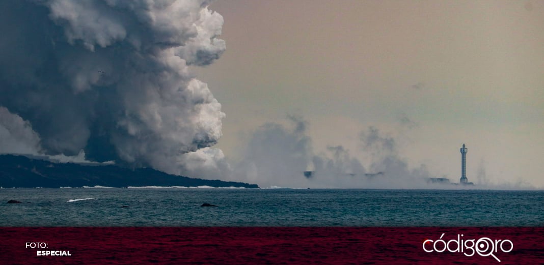 Lava de volcán en la isla de La Palma llega al mar; obliga a confinamientos