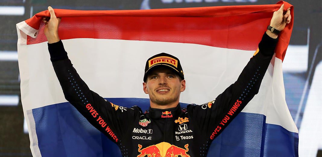 Max Verstappen agradeció el apoyo de "Checo" para levantar el título de la temporada 2021 de la Fórmula 1. Foto: Agencia EFE