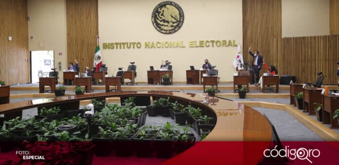 Seis consejeros electorales del INE votaron a favor de posponer la consulta de revocación de mandato. Foto: Especial