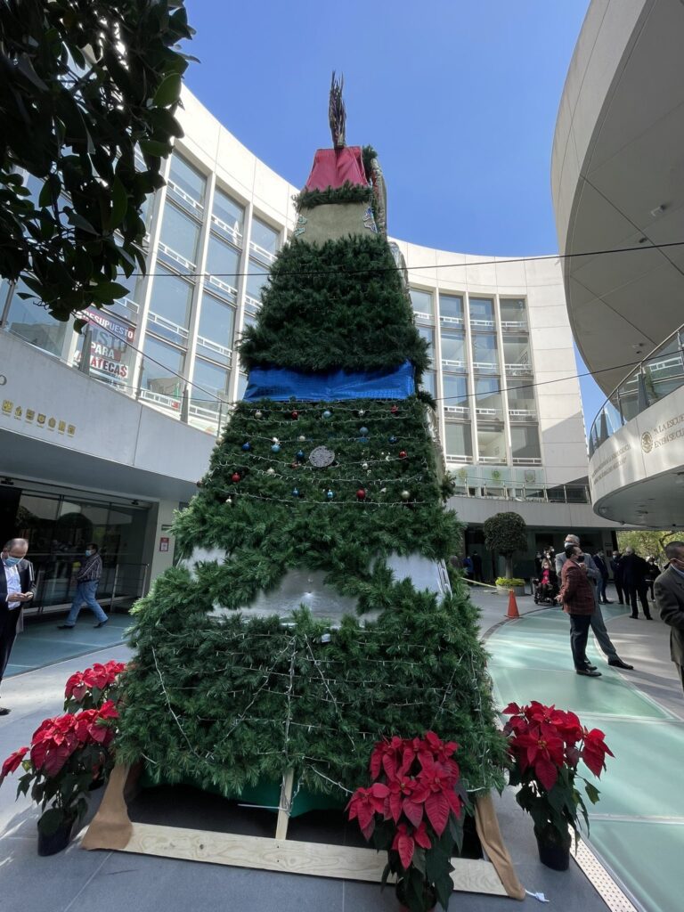 Polémica por inusual árbol de Navidad en el Senado de la República. Foto: Especial