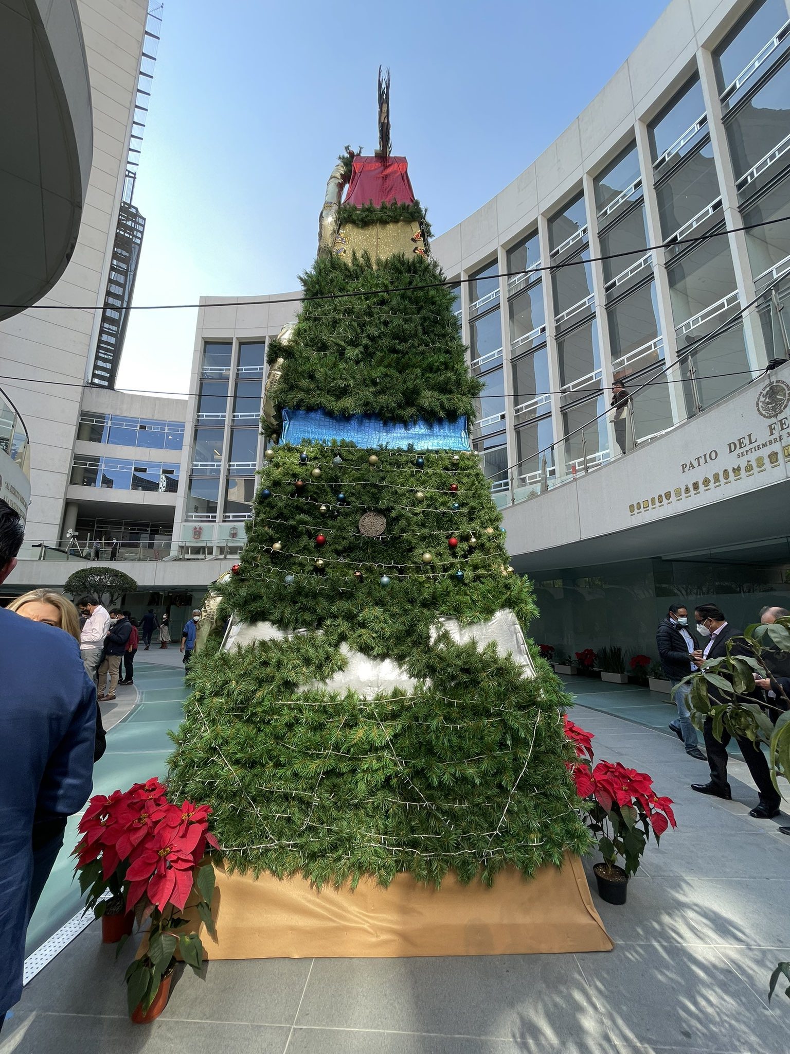 El árbol de Navidad en el Senado de la República fue tendencia en redes sociales. Foto: Especial