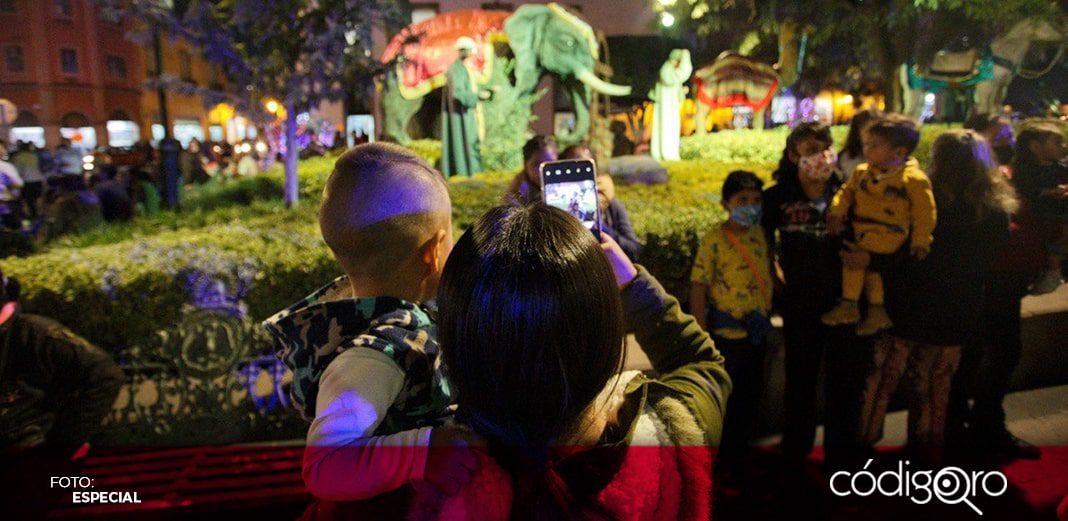 Kuri encabeza encendido del Árbol de la Amistad y Nacimiento Monumental