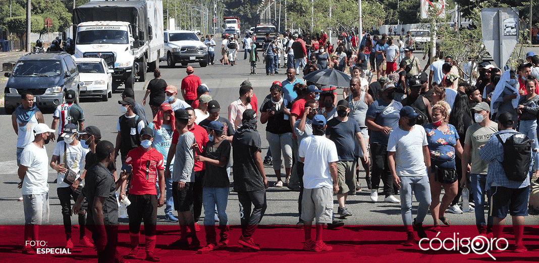 Migrantes cierran calles de Tapachula para exigir regularización