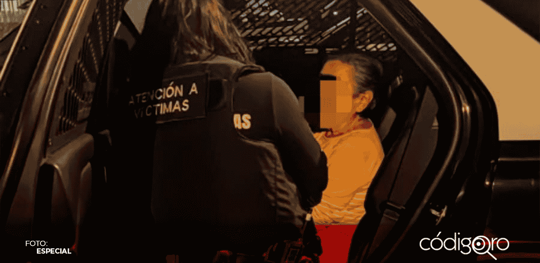 Policías de la SSPMQ ayudan a persona adulta mayor a regresar a casa
