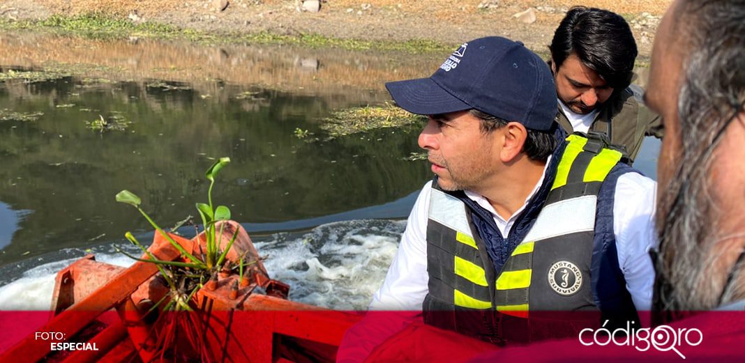 Roberto Sosa supervisa labores limpieza en la presa El Batán