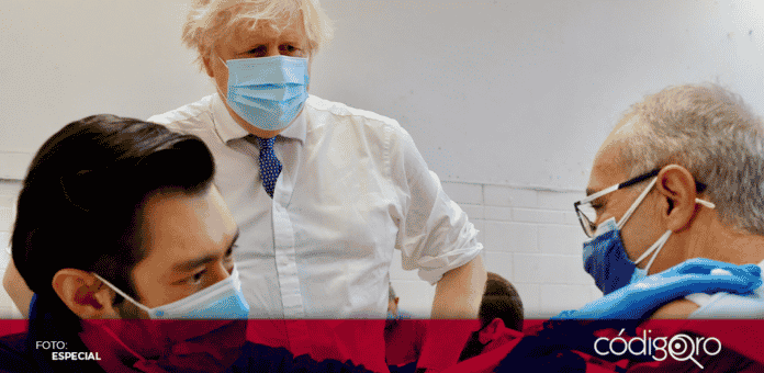 El primer ministro de Reino Unido, Boris Johnson, confirmó que al menos un paciente ha fallecido a causa de la variante Ómicron, al tiempo que las hospitalizaciones van en aumento