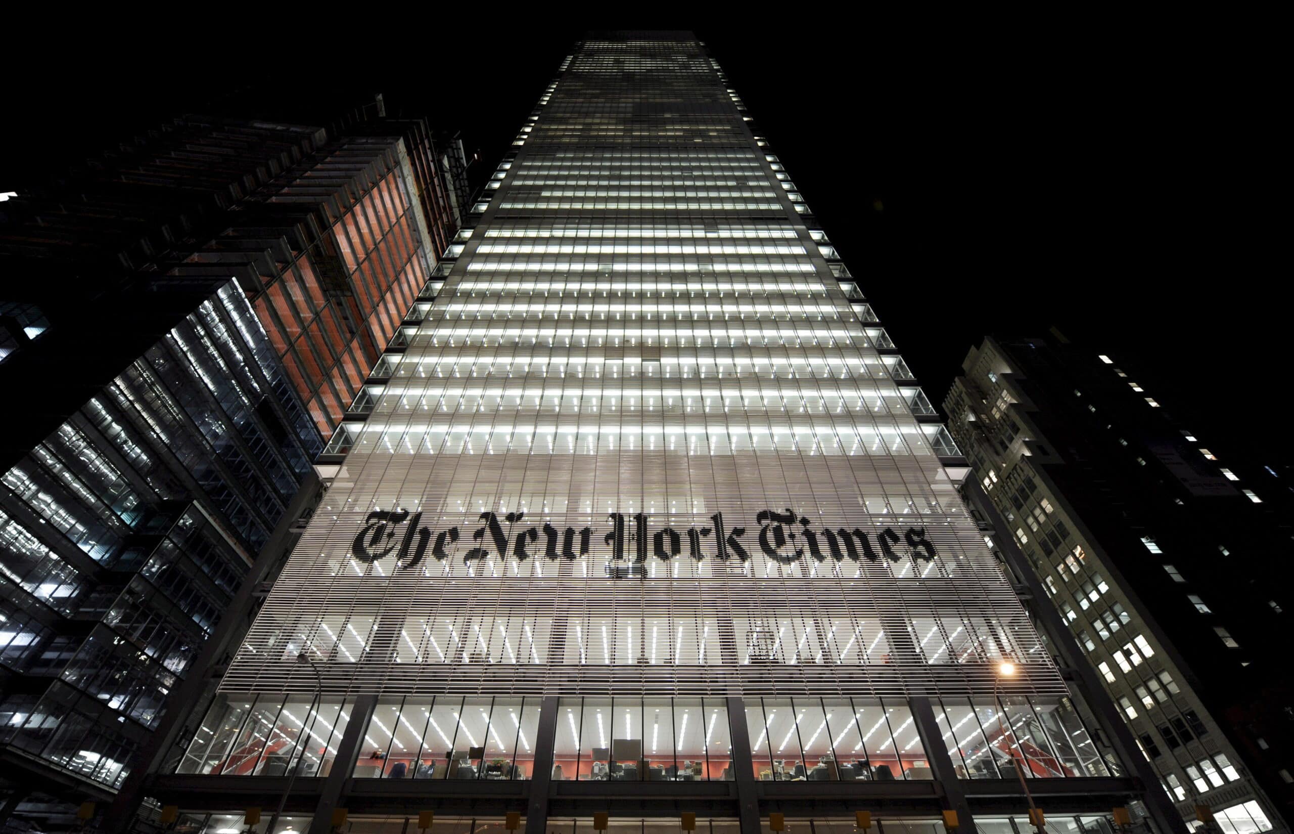 Esta celebración se remonta a 1904, cuando el entonces editor del periódico The New York Times, Adolph Ochs, quiso organizar por la Nochevieja un espectáculo de fuegos artificiales en la azotea del diario