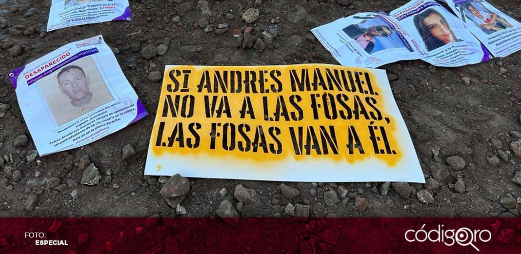 Colectivos recrean fosas en el Zócalo para protestar por desaparecidos