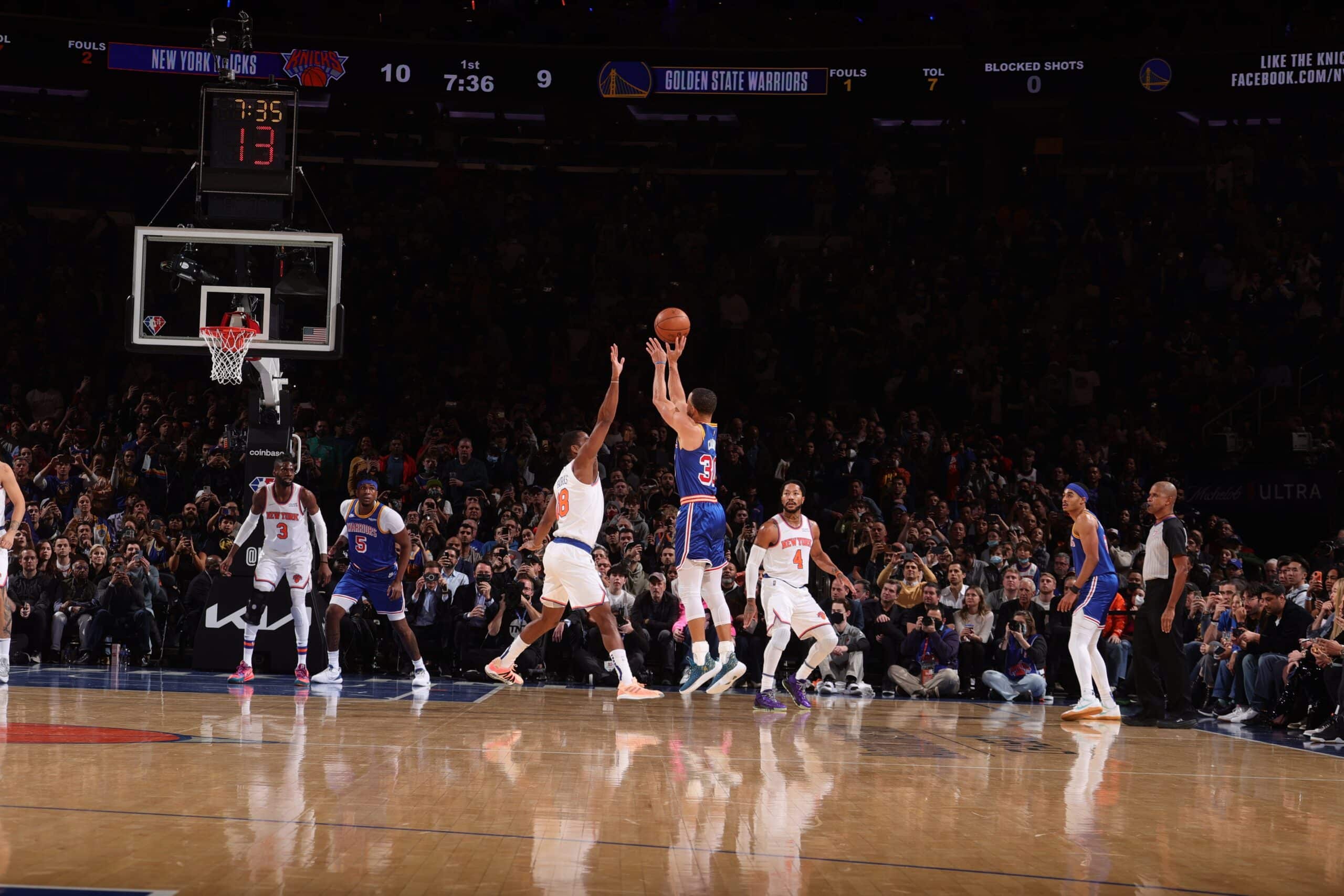 Cuando el reloj del partido marcaba 7:35, Curry levantó las manos y su envío cayó sin tocar el aro