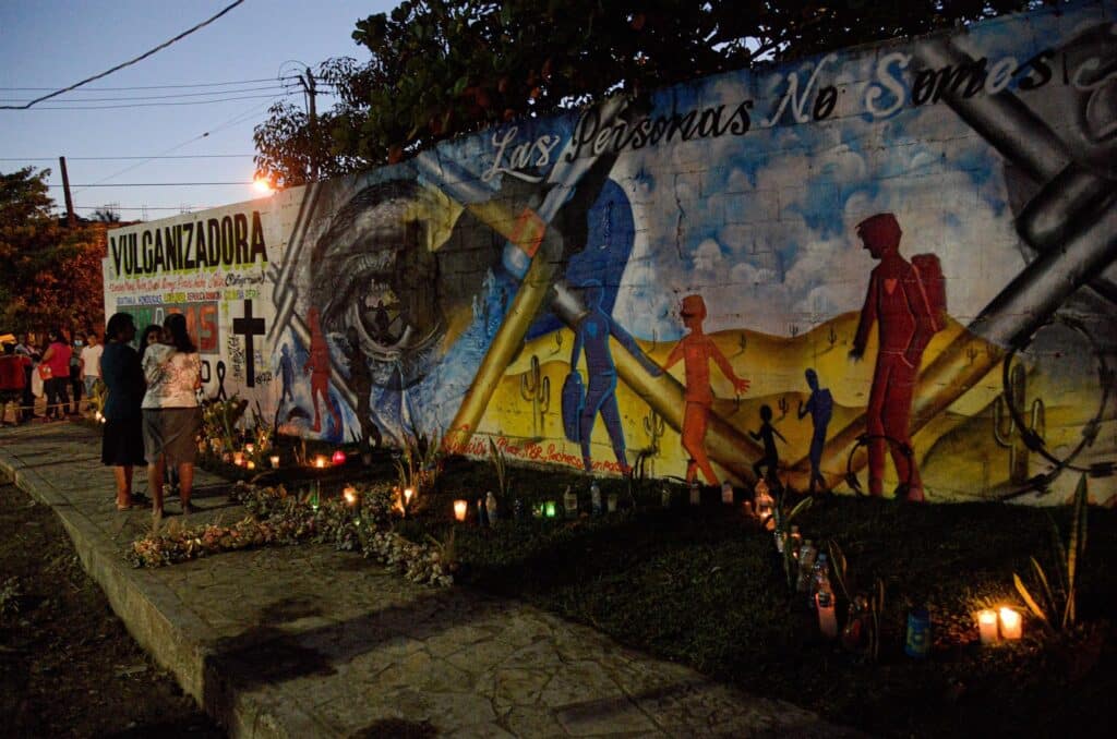 Lugar de accidente en Chiapas se convierte en jardín en honor a migrantes