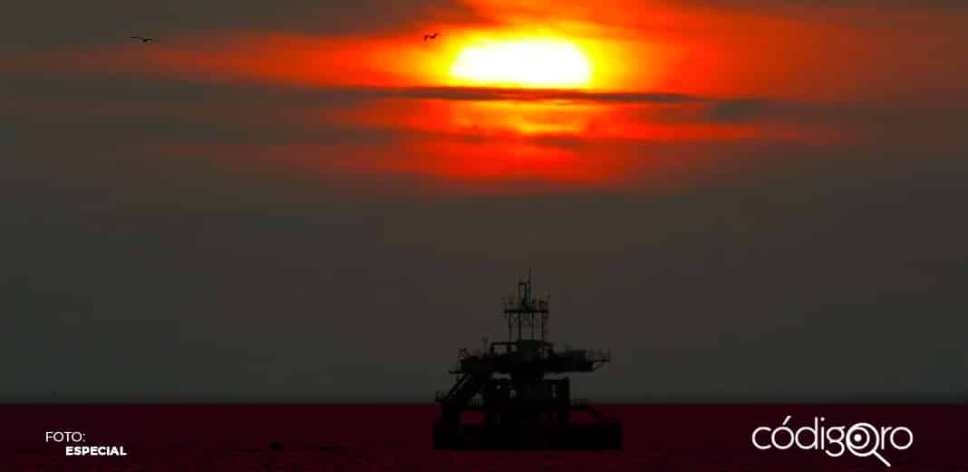 Petróleo sube hasta 1.15 dólares antes de Nochebuena por menor temor a Ómicron