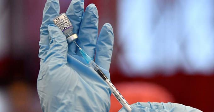 El estudio reporta que una doble dosis de Pfizer o AstraZeneca "no neutralizan la variante ómicron"
