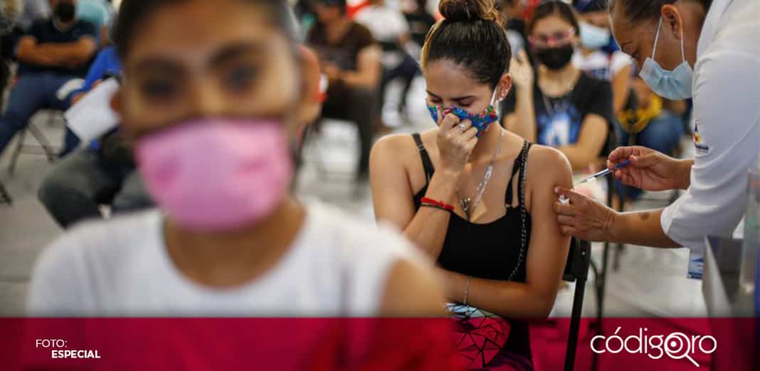 Clima en EUA retrasa refuerzo contra COVID-19 para personal educativo
