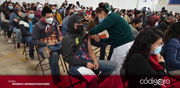 Inició la aplicación de la dosis de refuerzo de Moderna al personal del sector educativo del estado de Querétaro. Foto: Rodrigo Jaymez