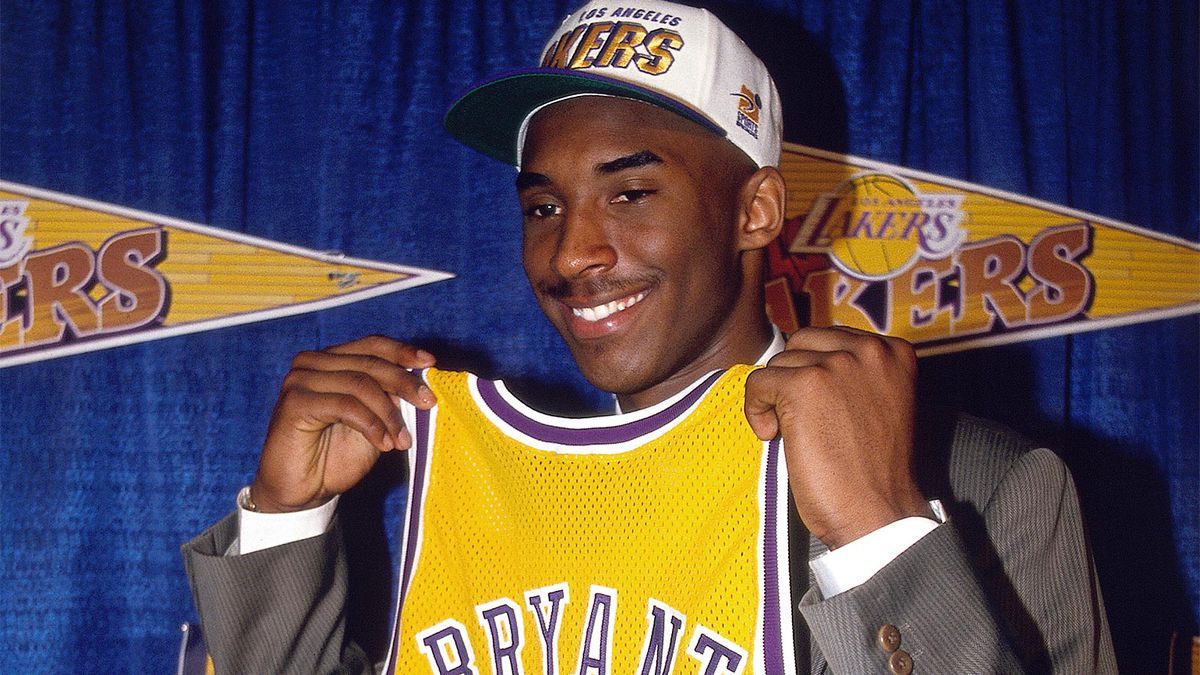 El equipo de los Charlotte Hornets eligieron a Kobe Bryant en la selección número 3 global. Sin embargo, el jóven de 18 años pidió ser traspasado a los Lakers