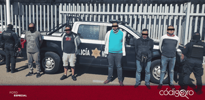 Derivado de una denuncia ciudadana, policías del municipio de Querétaro detuvieron a 5 personas, como presuntos responsables de robo de efectivo a un cuentahabiente