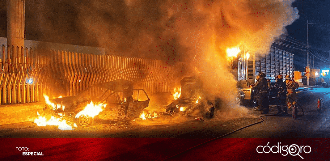 Accidente vehicular provoca un incendio en la carretera México-Querétaro