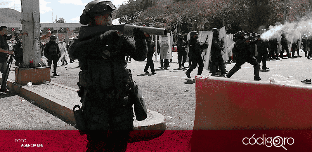 Estudiantes de Ayotzinapa chocan con Guardia Nacional