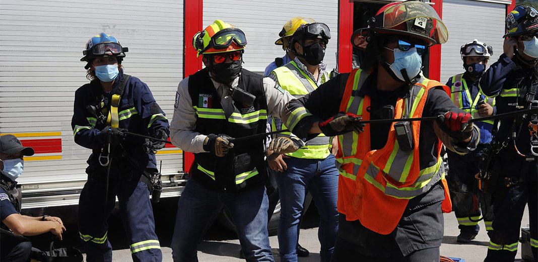 Corporaciones de emergencia rescataron con vida a 2 trabajadores en el Fraccionamiento Altozano. Foto: Especial