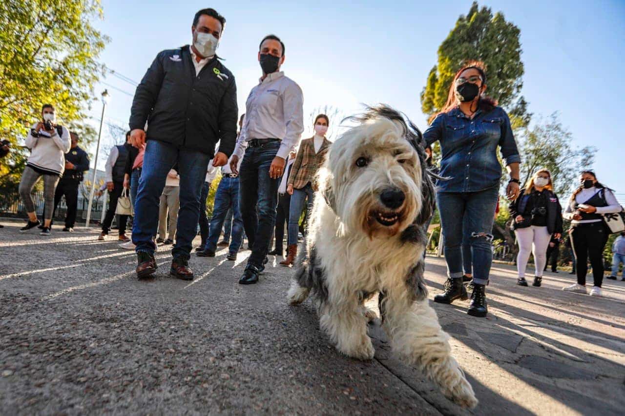 Luis Nava entregó las obras de rehabilitación del parque lineal situado en el camellón de la Avenida Epigmenio González