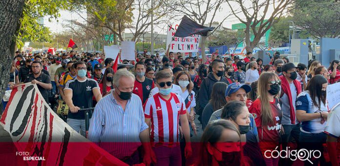 Más de 2 mil aficionados marcharon en Guadalajara para exigir justicia por la violencia en el Estadio Corregidora. Foto: Especial