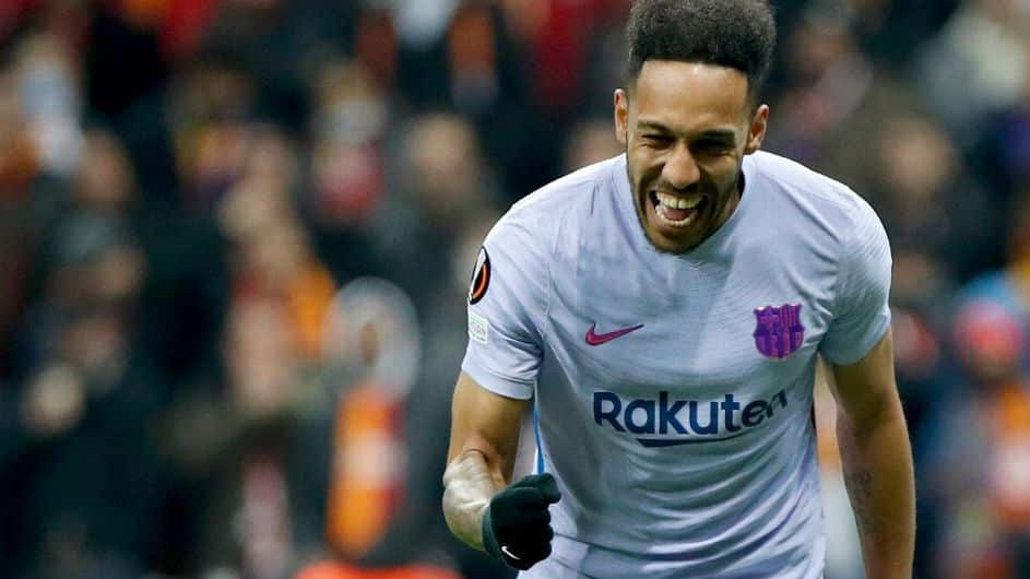 Pierre Emerick Aubameyang encontró el balón en el área chica y de cabeza, lo empujó a la red