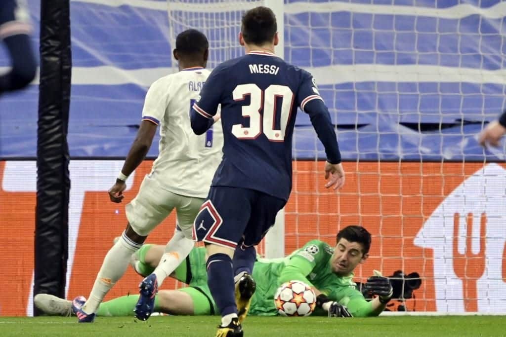 Thibaut Courtois contuvo la ofensiva rival durante los primeros minutos del juego