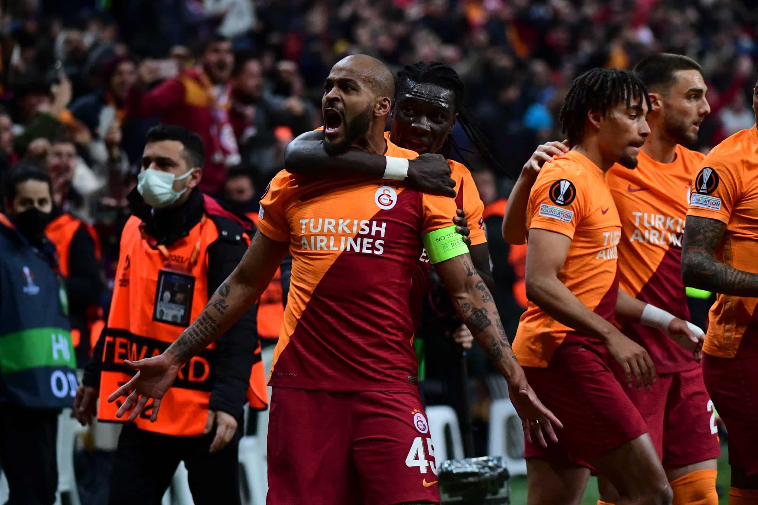 Con mucha determinación, el capitán del Galatasaray se tiró de cabeza y su remate venció la portería blaugrana