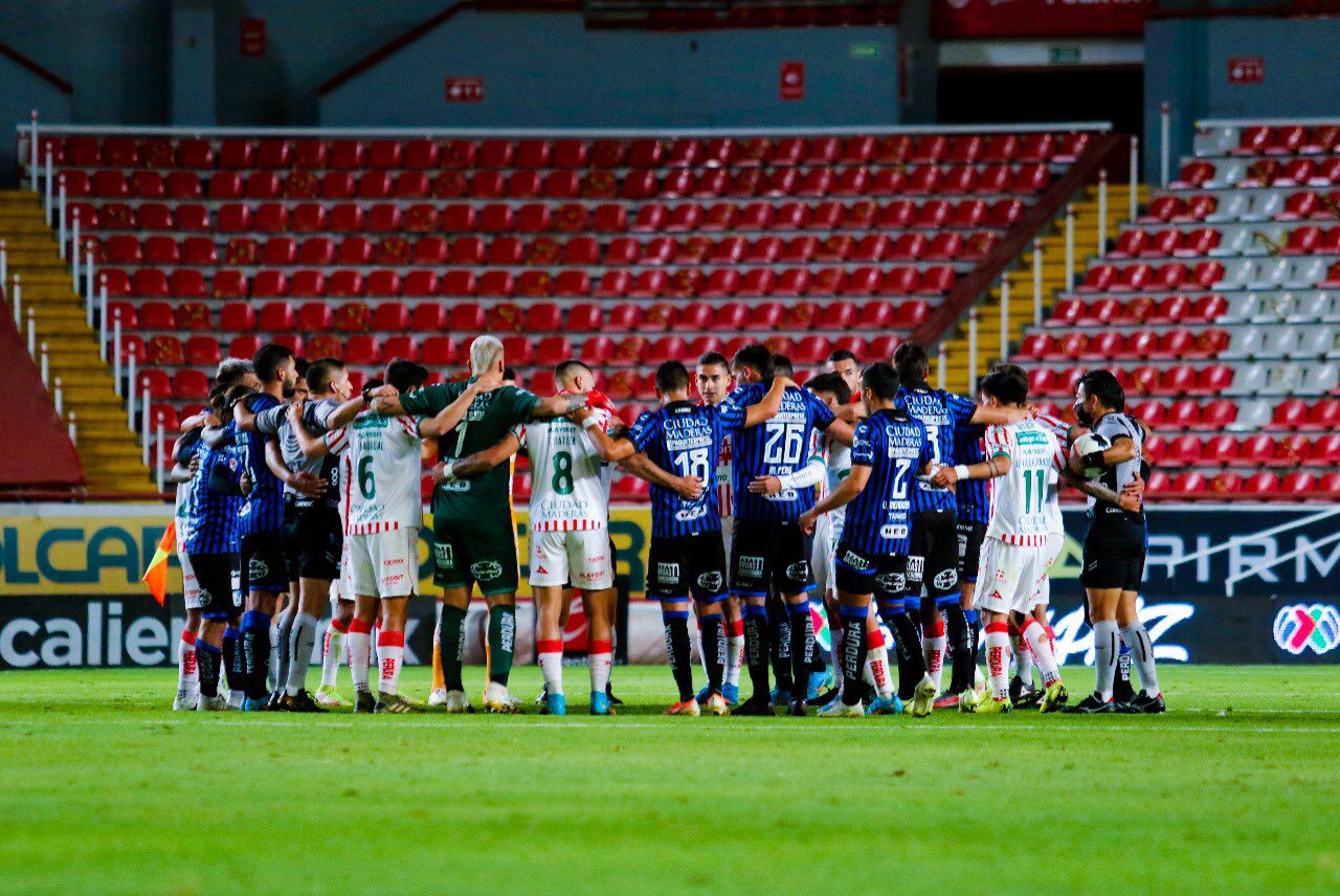 Al minuto 62 de tiempo corrido, los futbolistas de ambos equipos y los miembros del cuerpo arbitral se reunieron en el centro del campo para fundirse en un fraternal abrazo