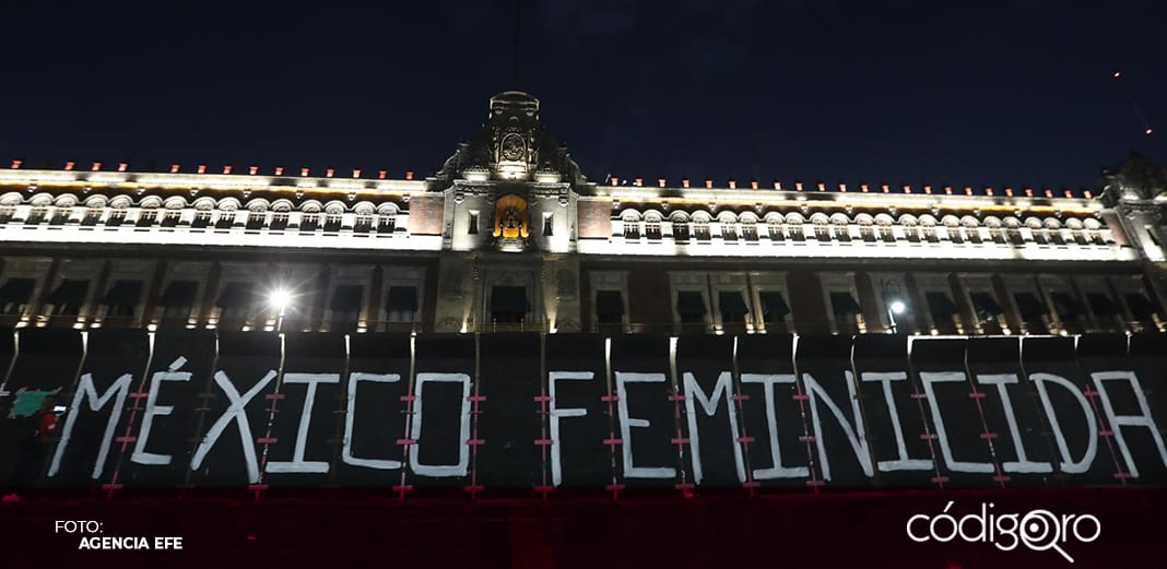 Colectivas escribieron "México feminicida" en vallas que resguardan Palacio Nacional