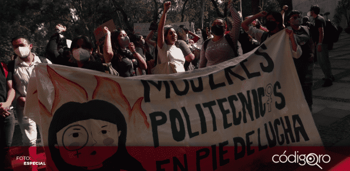 Centenares de mujeres se manifestaron este viernes en calles de la Ciudad de México para exigir justicia en el caso de una estudiante agredida sexualmente por compañeros del IPN