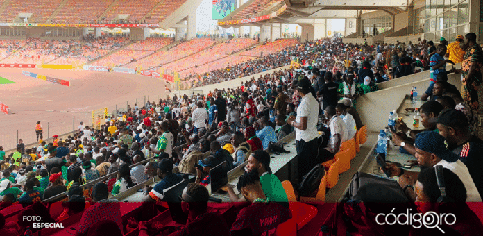 Tras la eliminación de Nigeria a manos de Ghana, cientos de aficionados invadieron la cancha del Abuja National Stadium