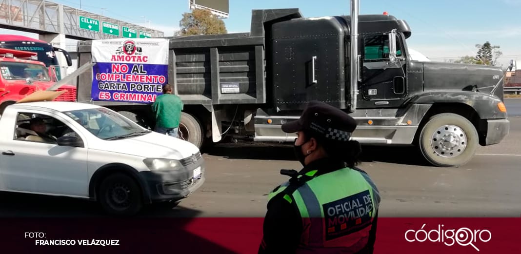 Integrantes de AMOTAC se manifiestan en el Papanoa