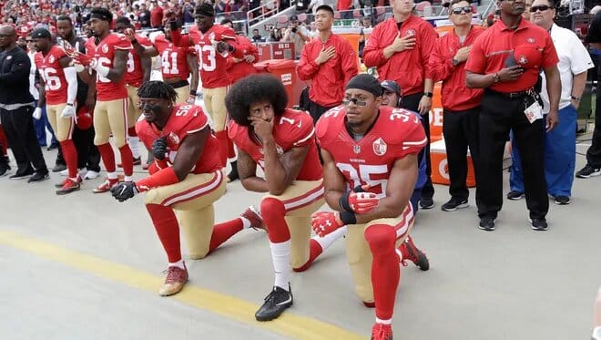 Decidió protestar contra el racismo y el abuso policial contra las personas afrodescendientes, arrodillándose al inicio de los partidos de la NFL