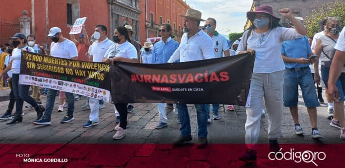 Decenas de personas se manifestaron en Querétaro contra la revocación de mandato. Foto: Mónica Gordillo