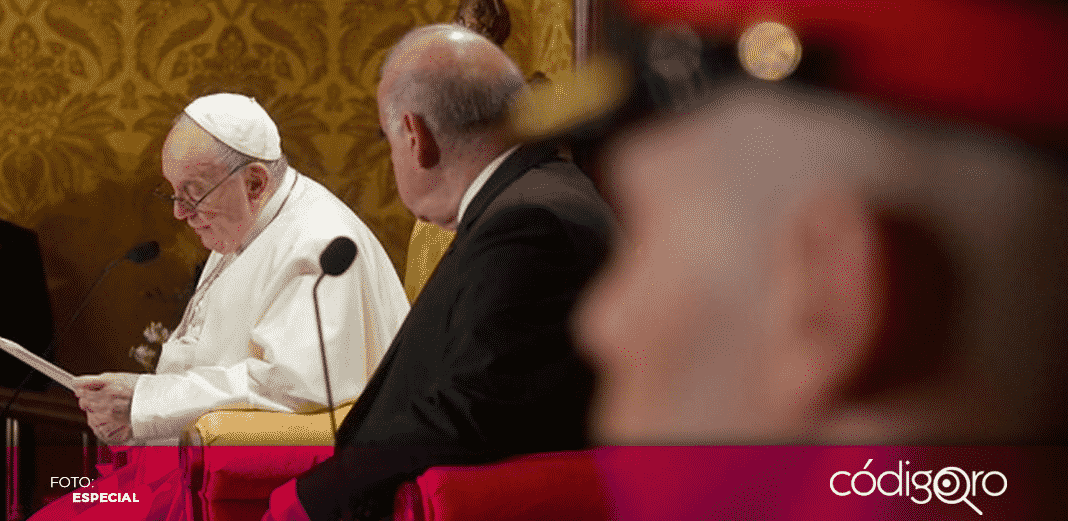 "Está sobre la mesa" visitar Ucrania: papa Francisco