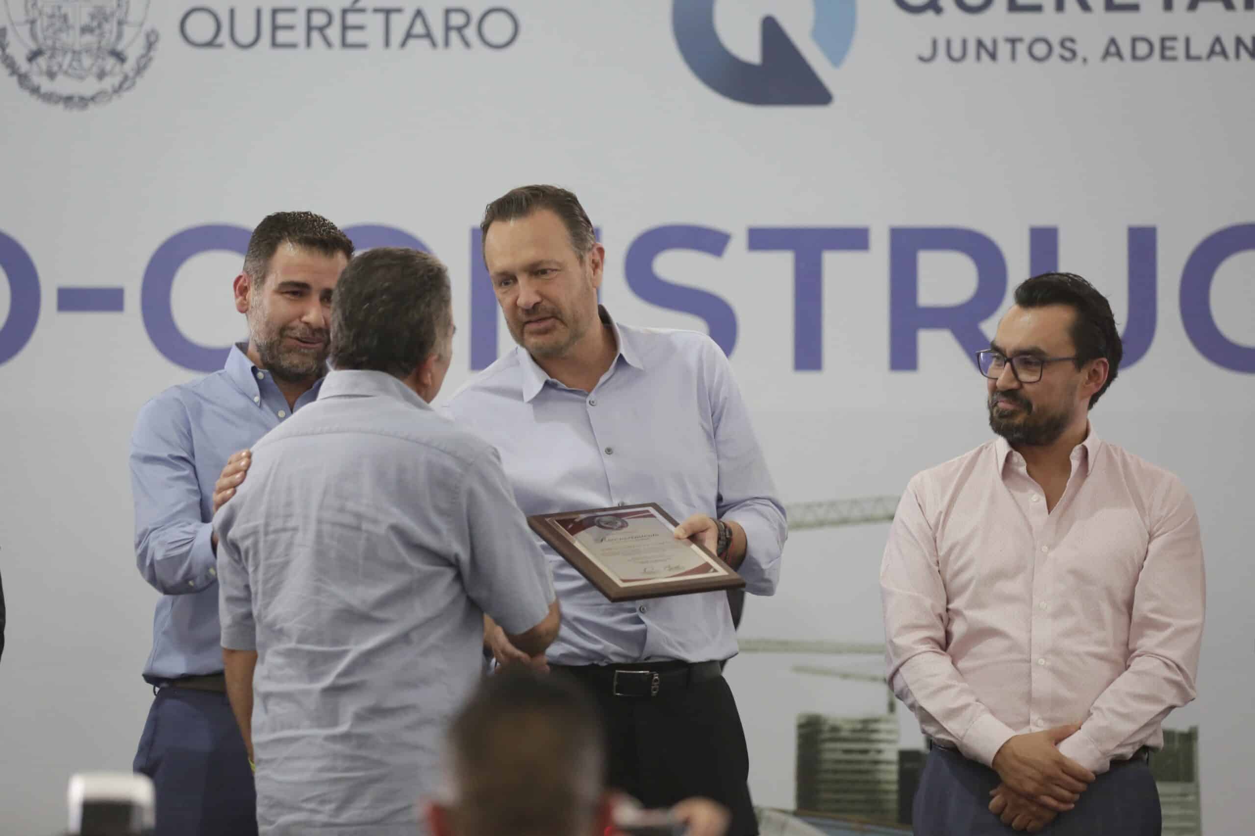Convoca Mauricio Kuri a cerrar filas para impulsar al sector de la construcción 2 Durante el evento se entregaron reconocimientos por trayectoria, así como al Constructor del Año