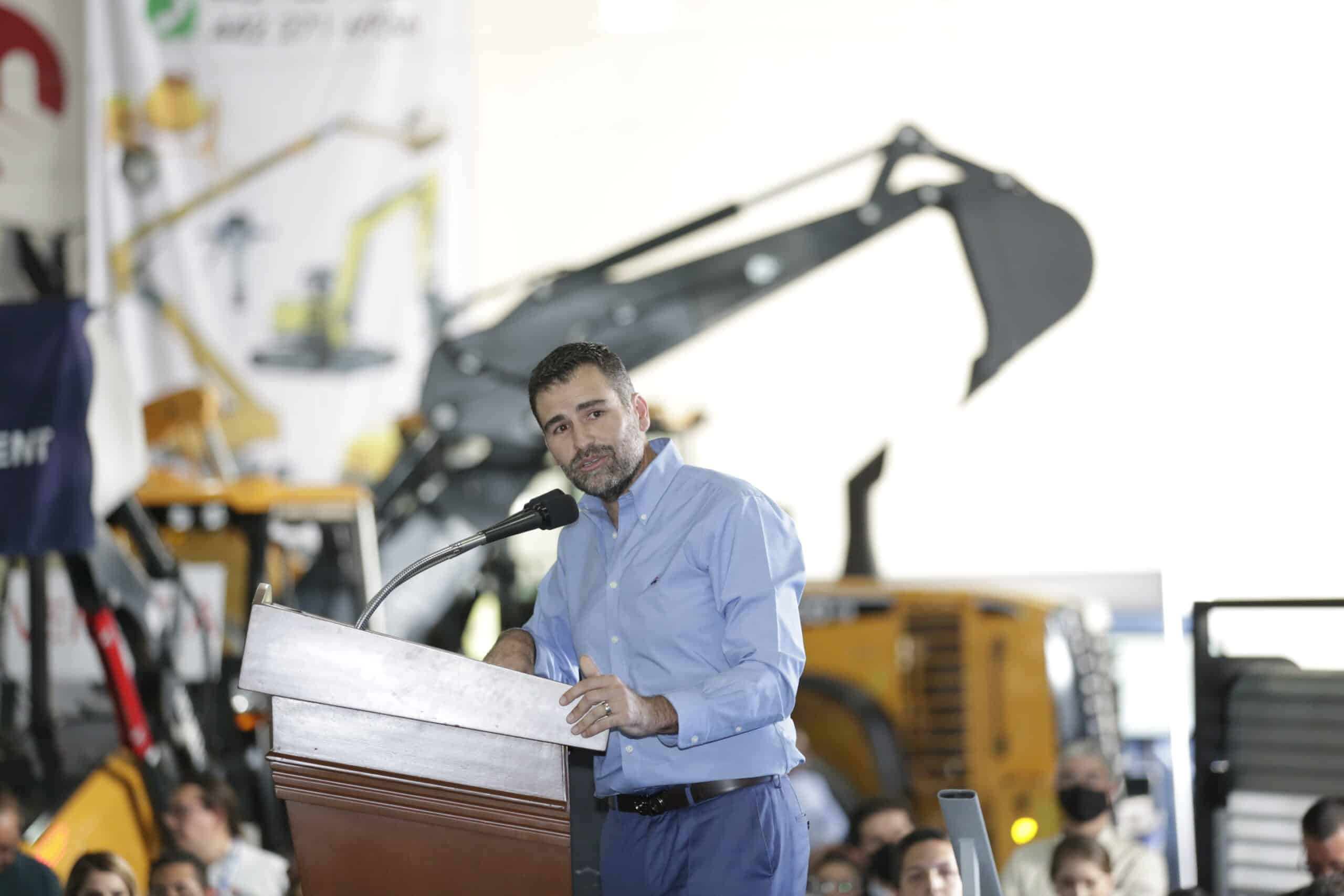 Convoca Mauricio Kuri a cerrar filas para impulsar al sector de la construcción 1 El presidente de la CMIC Querétaro, Oscar Hale Palacios consideró al Poder Ejecutivo como un aliado del sector