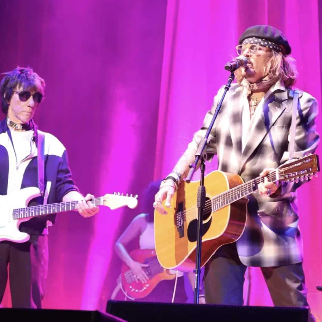 Johnny Depp apareció por sorpresa este fin de semana sobre un escenario de Sheffield para acompañar a Jeff Beck