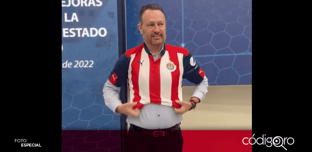 Mauricio Kuri paga apuesta; se pone la de Chivas